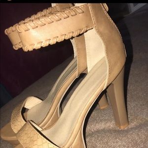 Tan heels 👠
